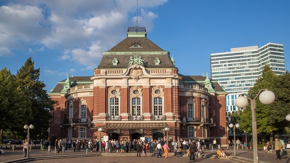 Die Laeiszhalle bei strahlend blauem Himmel am Abend der Opening Night 2016 © NDR Foto: Axel Herzig