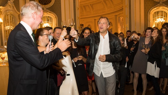 Beim Empfang nach der Opening Night 2016: NDR Intendant Lutz Marmor stößt mit Chefdirigent Thomas Hengelbrock an © NDR Foto: Axel Herzig