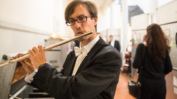 Backstage bei der Opening Night: Flötist Daniel Tomann-Eickhoff spielt sich ein © NDR Foto: Axel Herzig