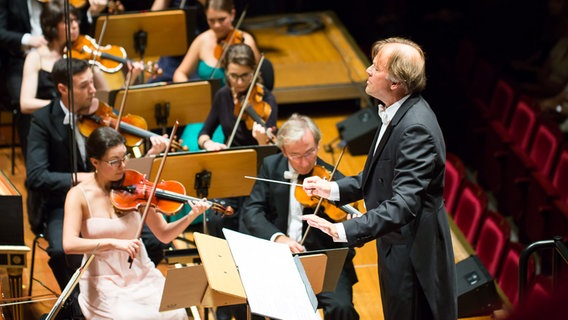 Konzertszene bei der Opening Night 2016: Thomas Hengelbrock dirigiert © NDR Foto: Axel Herzig