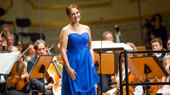 Konzertszene der Opening Night 2016: Sopranistin Judith van Wanroij beim Applaus © NDR Foto: Axel Herzig