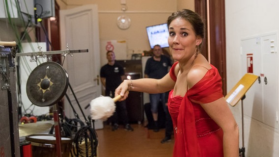 Backstage bei der Opening Night 2016: Judith van Wanroij schlägt einen Gong © NDR Foto: Axel Herzig