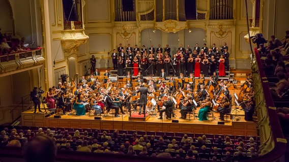Konzertszene der Opening Night 2016: Hengelbrock dirigiert das NDR Elbphilharmonie Orchester und den NDR Chor © NDR Foto: Axel Herzig