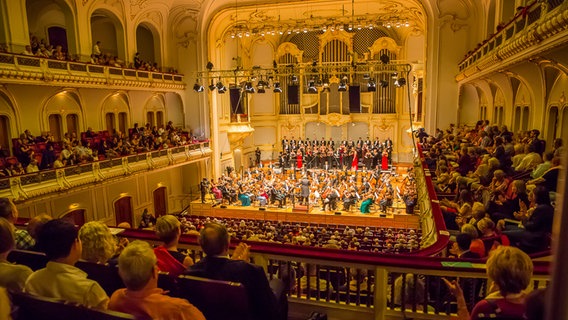 Konzertszene der Opening Night: Blick aus dem zweiten Rang über das Publikum auf die vollbesetzte Bühne der Laeiszhalle © NDR Foto: Axel Herzig