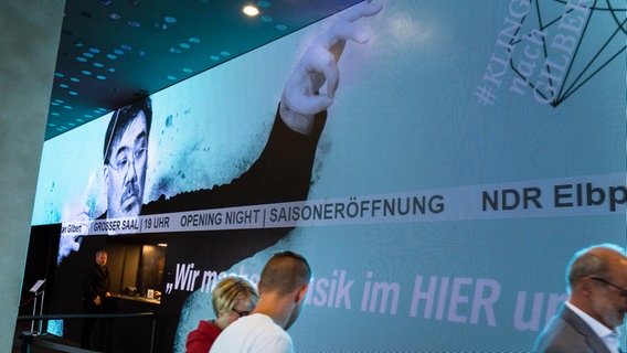 Opening Night 2019 des NDR Elbphilharmonie Orchesters: Projektion von Alan Gilbert im Eingangsbereich der Elbphilharmonie © NDR Foto: Peter Hundert
