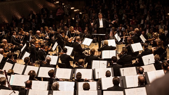 Szene aus der Opening Night 2019 des NDR Elbphilharmonie Orchesters. Blick von oben auf die Bühne im Großen Saal der Elbphilharmonie. Alan Gilbert dirigiert das NDR EO. © NDR Foto: Peter Hundert