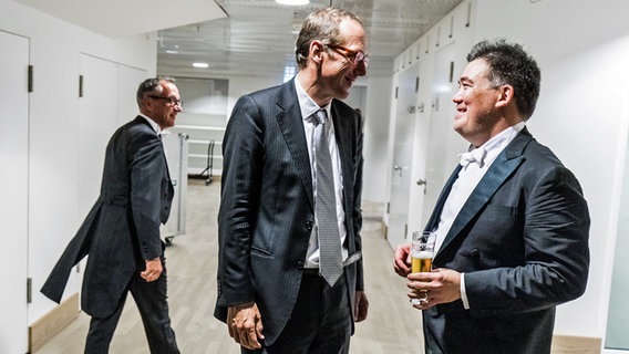 Nach der Opening Night 2019 des NDR Elbphilharmonie Orchesters backstage: Elbphilharmonie-Intendant Christoph Lieben-Seutter und Alan Gilbert im Flurgespräch © NDR Foto: Peter Hundert