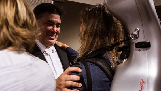 Nach der Opening Night 2019 des NDR Elbphilharmonie Orchesters: Alan Gilbert und Cellistin Bettina Barbara Bertsch beglückwünschen sich hinter der Bühne © NDR Foto: Peter Hundert