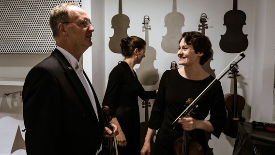 Szene aus der Opening Night 2019 des NDR Elbphilharmonie Orchesters: Musiker und Musikerinnen im Backstage-Bereich der Elbphilharmonie Hamburg (hier: Solo-Bratscher Gerhard Sibbing und die Bratschen-Kolleginnen Anna Theegarten und Alla Rutter). © NDR Foto: Peter Hundert