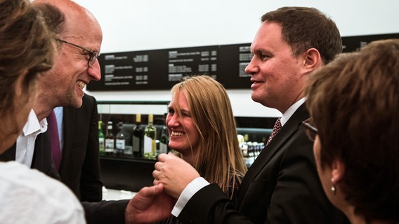 Empfang nach der Opening Night 2019 des NDR Elbphilharmonie Orchesters: Kultursenator Carsten Brosda im Gespräch © NDR Foto: Peter Hundert