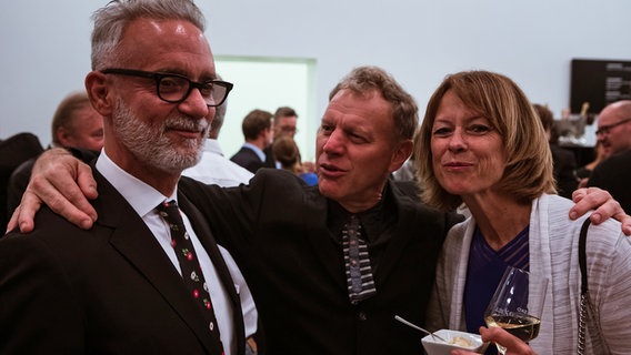 Empfang nach der Opening Night 2019 des NDR Elbphilharmonie Orchesters: Albert Imperato (21music), Doug Fitch (Regisseur; Giants are Small) und Kathryn Enticott (Management Alan Gilbert) © NDR Foto: Peter Hundert