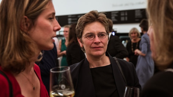 Empfang nach der Opening Night 2019 des NDR Elbphilharmonie Orchesters: Orchestermanagerin Sonja Epping im Gespräch © NDR Foto: Peter Hundert