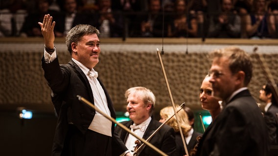 Szene aus der Opening Night 2019 des NDR Elbphilharmonie Orchesters: Alan Gilbert dankt den Musikerinnen und Musikern während des Applaus' © NDR Foto: Peter Hundert