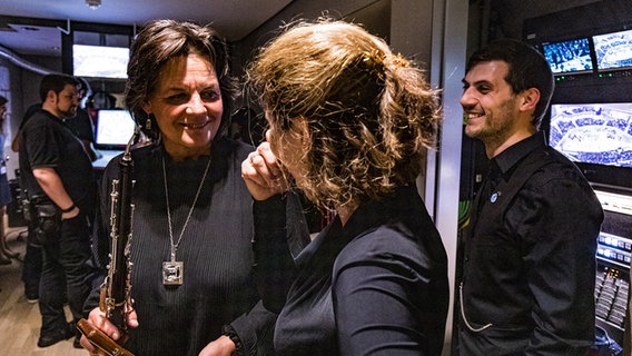 Szene aus der Opening Night 2019 des NDR Elbphilharmonie Orchesters: Musikerinnen (hier: u.a. Solo-Englischhornistin Beate Aanderud) und Orchesterwarte vor dem Konzert im Backstage-Bereich © NDR Foto: Peter Hundert