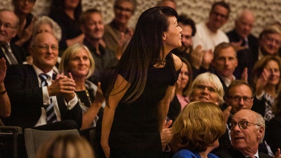 Szene aus der Opening Night 2019 des NDR Elbphilharmonie Orchesters: Komponistin Unsuk Chin steht im Publikum auf für den Applaus © NDR Foto: Peter Hundert