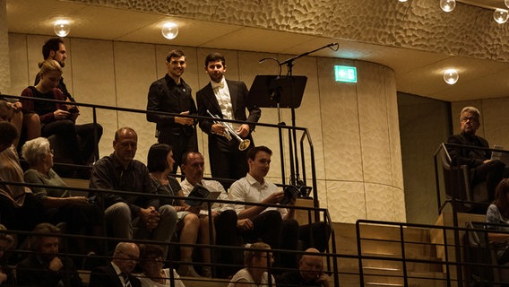 Szene aus der Opening Night 2019 des NDR Elbphilharmonie Orchesters unter Leitung von Alan Gilbert: Solo-Trompeter Pedro Miguel Freire steht mit Orchesterwart Erik Franz im Rang der Elbphilharmonie © NDR Foto: Peter Hundert