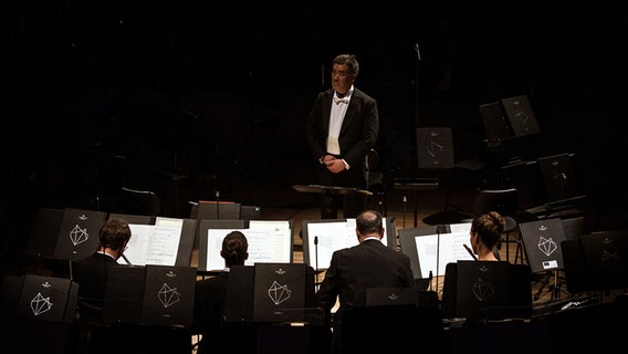 Szene aus der Opening Night 2019 des NDR Elbphilharmonie Orchesters: Alan Gilbert und vier Flötisten im dunklen Konzertsaal © NDR Foto: Peter Hundert