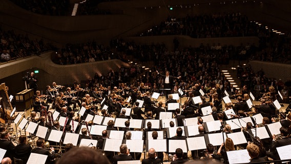 Szene aus der Opening Night 2019 des NDR Elbphilharmonie Orchesters: Totale aus dem Großen Saal der Elbphilharmonie Hamburg. Alan Gilbert dirigiert das NDR Elbphilharmonie Orchester. © NDR Foto: Peter Hundert