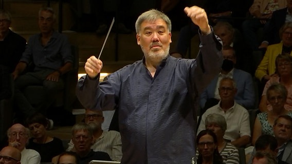 Screenshot: Chefdirigent Alan Gilbert dirigiert das NDR Elbphilharmonie Orcheter bei der Opening Night 2022 © NDR Foto: Screenshot