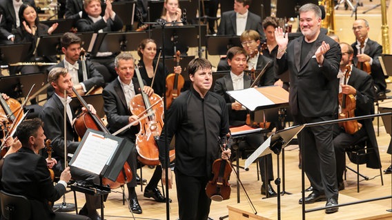 Geiger Joshua Bell und Chefdirigent Alan Gilbert mit dem NDR Elbphilharmonie Orchester beim Saisoneröffnungskonzert. © NDR | Marcus Krüger Foto: Marcus Krüger