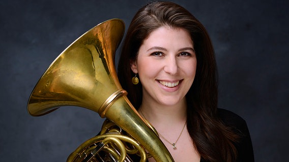 Sinfonieorchester-Mitglied Amanda Kleinbart, Hornistin © NDR Foto: Gunter Glücklich