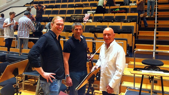 In der Probenpause: Jens Plücker, Boris Bachmann und Dirigent Christoph Eschenbach (v.l.n.r.) im Rolf-Liebermann-Studio. © NDR Sinfonieorchester 