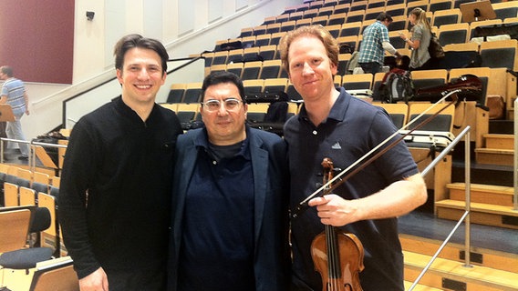 Szene im Rolf-Liebermann-Studio: Cornelius Meister, Bechara El-Khoury und Daniel Hope (v.l.n.r.) © NDR Sinfonieorchester 