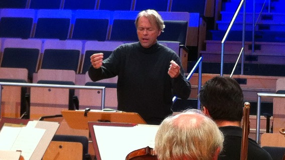 Thomas Hengelbrock dirigiert eine Probe © NDR Sinfonieorchester 