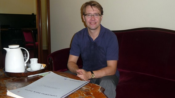 Mihkel Kütson auf dem Sofa des Dirigentenzimmers in der Laeiszhalle © NDR Sinfonieorchester 