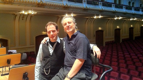 Gaspare Buonomano und Manfred Honeck am Dirigentenpult in der Laeiszhalle © NDR Sinfonieorchester 