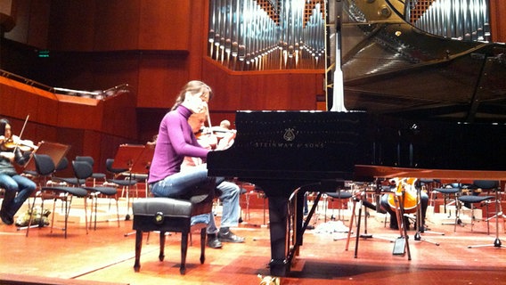 Pianistin Alice Sara Ott spielt sich vor dem Konzert auf dem Flügel ein. © NDR Sinfonieorchester 