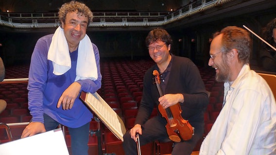 Semyon Bychkov, Stefan Wagner und Paulus van der Merwe in der Probenpause auf der Laeiszhallen-Bühne. © NDR Sinfonieorchester 