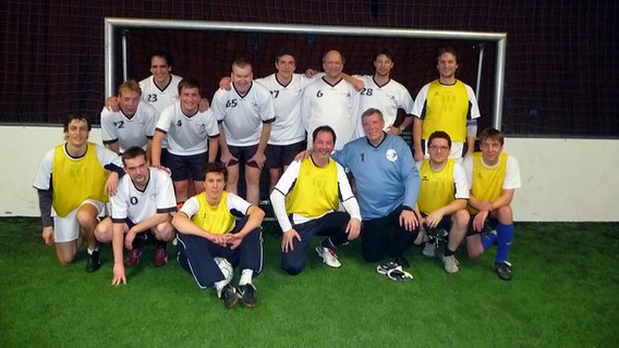 Orchestermusiker in Fußballtrikots vor einem Fußballtor © NDR Sinfonieorchester 