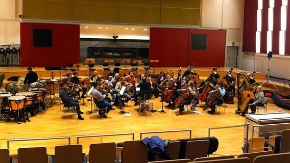Probenszene: Eine kleine Besetzung Orchestermusiker probt "The Stolen Smells" im Rolf-Liebermann-Studio des NDR. © NDR Sinfonieorchester 