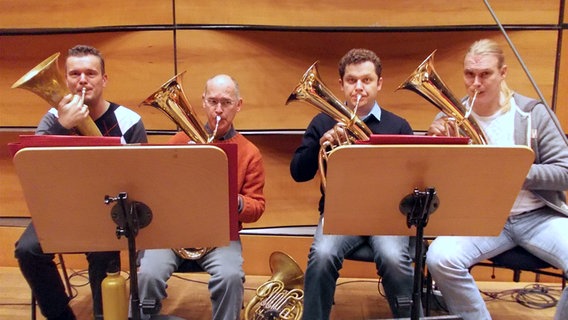 Vier Hornisten mit ihren Instrumenten hinter Notenständern © NDR Sinfonieorchester 