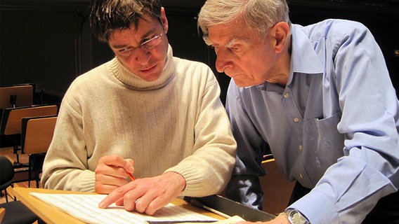 Stefan Geiger und Herbert Blomstedt über einen Notenständer gebeugt © NDR Sinfonieorchester 