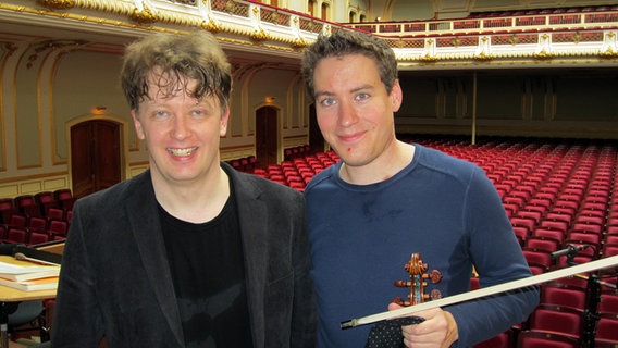 In der Probenpause: Matthias Foremny und Kristóf Baráti auf der Laeiszhallen-Bühne. © NDR Sinfonieorchester 