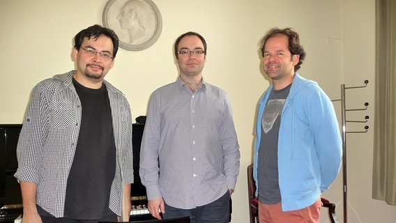 Alan Buribayev, Alexander Melnikov und Jeroen Berwaerts im Dirigentenzimmer © NDR Sinfonieorchester 
