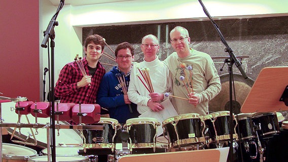 Jesús Porta Varela, Thomas Schwarz, Stephan Cürlis und Björn Mathiessen hinter dem aufgebauten Schlagwerk im Rolf-Liebermann-Studio © NDR Sinfonieorchester 