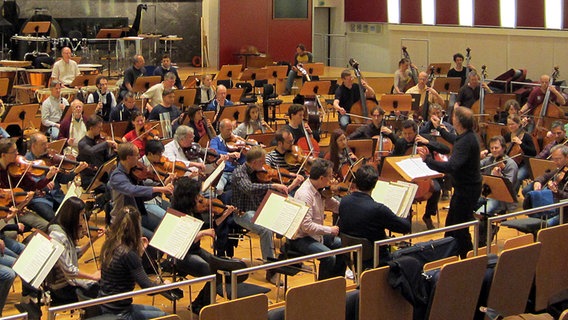 Probenszene: Das NDR Sinfonieorchester und Thomas Hengelbrock im Rolf-Liebermann-Studio. © NDR Sinfonieorchester 