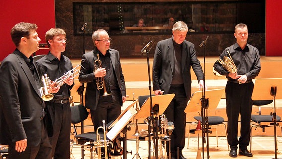 Die Blechbläser von NDR Brass stehen auf für den Schlussapplaus beim Kammerkonzert am 8. Mai 2012. © NDR Sinfonieorchester 