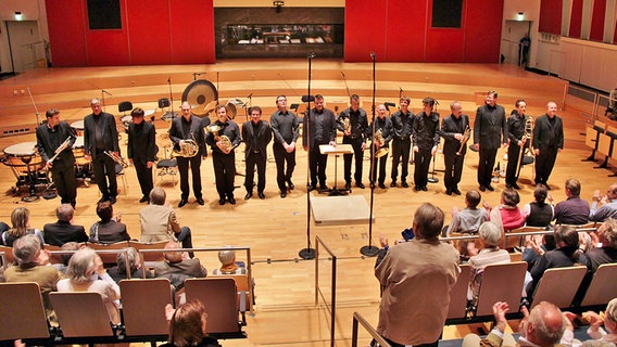 Blick über die gefüllten Ränge des Rolf-Liebermann-Studios: begeisterter Schlussapplaus für die Musiker © NDR Sinfonieorchester 