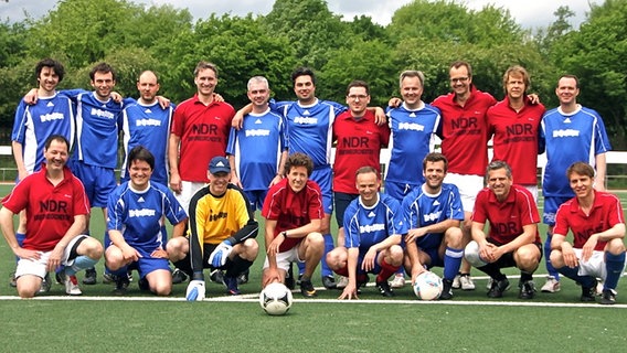 Gruppenfoto: Die beiden Fußballmannschaften des Leipziger Gewandhausorchesters (in blau) und des NDR Sinfonieorchesters (in rot). © NDR Sinfonieorchester 