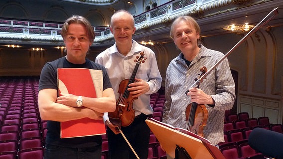 Esa-Pekka Salonen, Thomas Zehetmair und Roland Greutter auf der Bühne der Laeiszhalle. © NDR Sinfonieorchester 