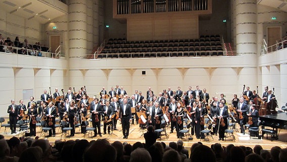 Tour-Konzert im Dortmunder Konzerthaus: Das Orchester und Dirigent Thomas Hengelbrock stehen auf für den Schlussapplaus. © NDR Sinfonieorchester 
