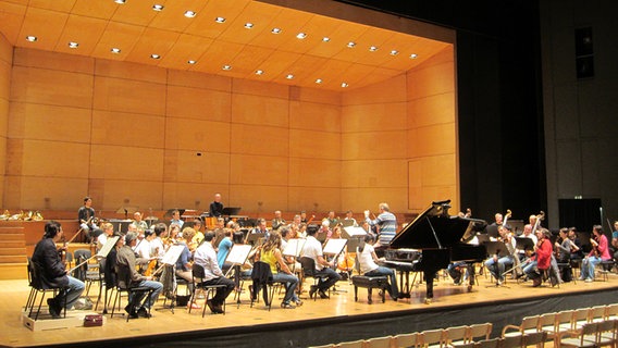 Das Orchester probt gemeinsam mit Pianistin Alice Sara Ott auf der Bühne des Cankarjew Dom in Ljubljana. © NDR Sinfonieorchester 