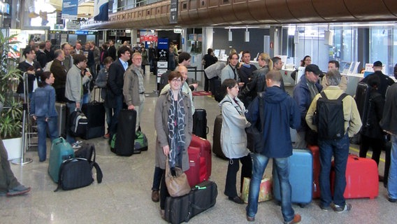 Orchestermusiker mit Instrumenten beim Check-in am Flughafen Ljubljana. © NDR Sinfonieorchester 