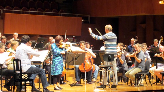 Anspielprobe auf der Bühne der Osaka Symphony Hall: Thomas Hengelbrock und Kyoko Takezawa proben mit dem NDR Sinfonieorchester. © NDR Sinfonieorchester 