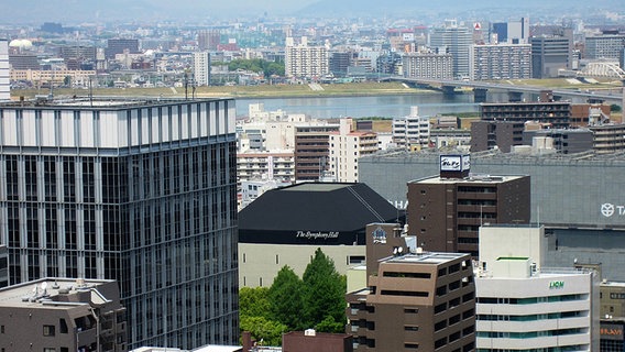 Blick über die Skyline von Osaka mit der Symphony Hall © NDR Sinfonieorchester 