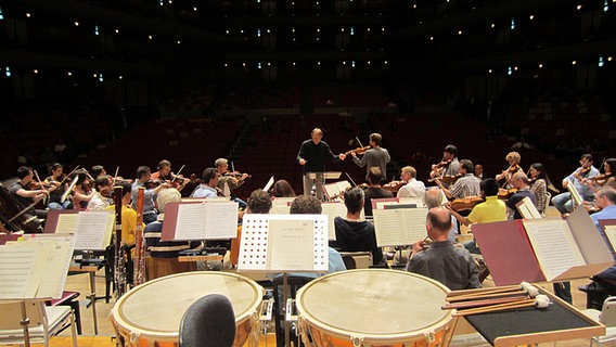 Orchesterprobe auf der Bühne der Bunka Kaikan in Tokio (Blick über die Bühne in den Zuschauerraum). © NDR Sinfonieorchester 